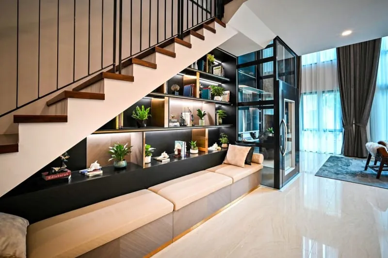 Contemporary staircase with fitted shelving built into the adjoining wall